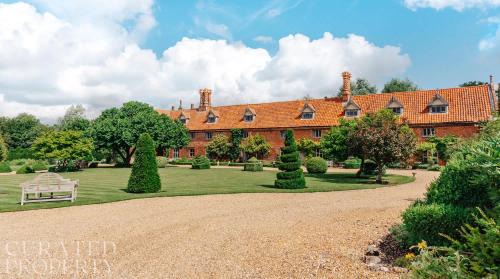Lavish Tudor Estate & Gardens - Sleeps 25