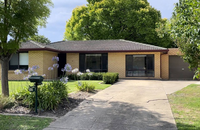 Layla's Lakeside 4 bedroom lakeside home with yard, air con & close to shops.