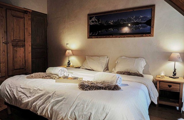 Le Cairn, stunning 14 person, 7 bedroom chalet with sauna & games room
