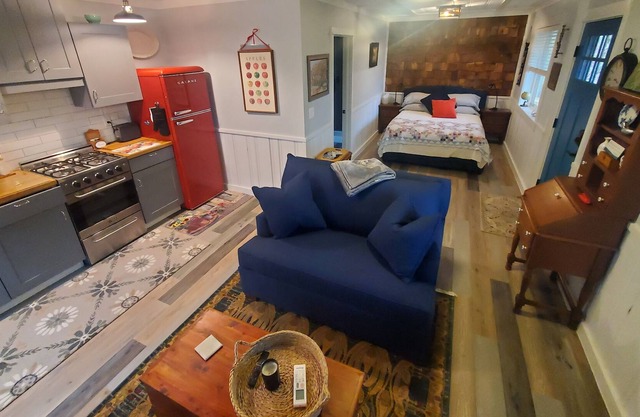 Le Chalet: SFH Quiet cottage: mountain views in town, hi speed wi-fi, private