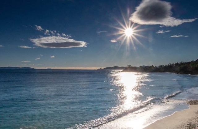 Le Lavandou, One-bedroom + mezzanine to rent for 6 people, beautiful seaview, steps from the.