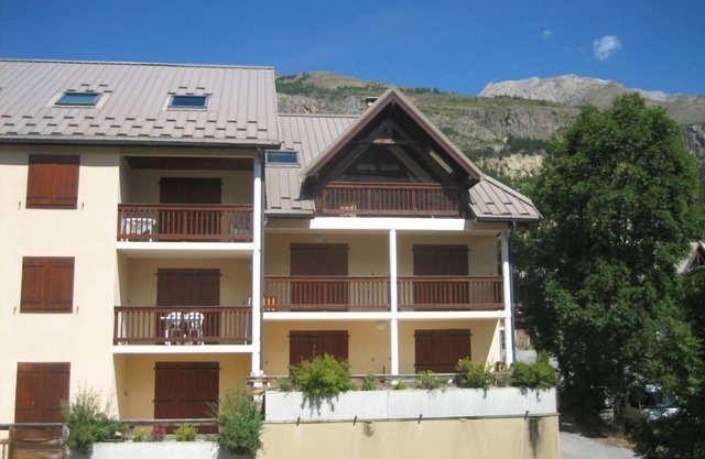 Le Monetier Les Bains: sunny modern flat close to village centre and ski lifts