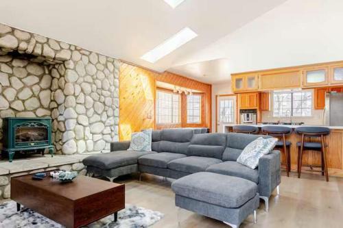 Le Serenity Cabin, Hot Tub, Game Room Pool Table