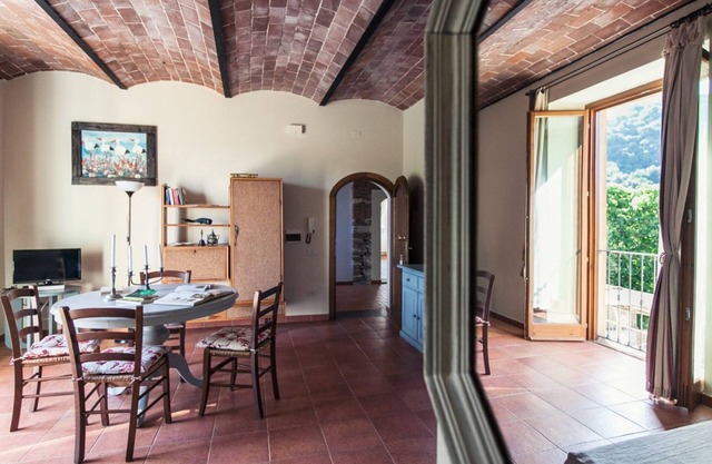 Leccio, bright apartment with view over the valley and with swimming pool