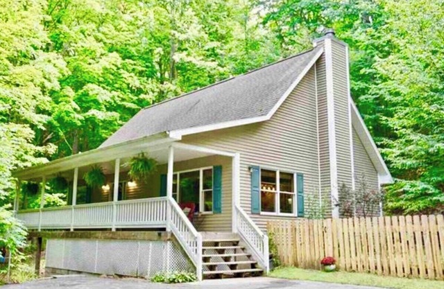 Leelanau Therapy-Hot Tub, Jetted Tub, Fireplace