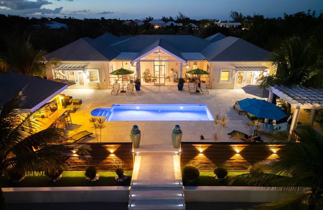 Leeward Canal, Grace Bay - Kayaks, SUPs & Beautiful Pool - Villa Cariad