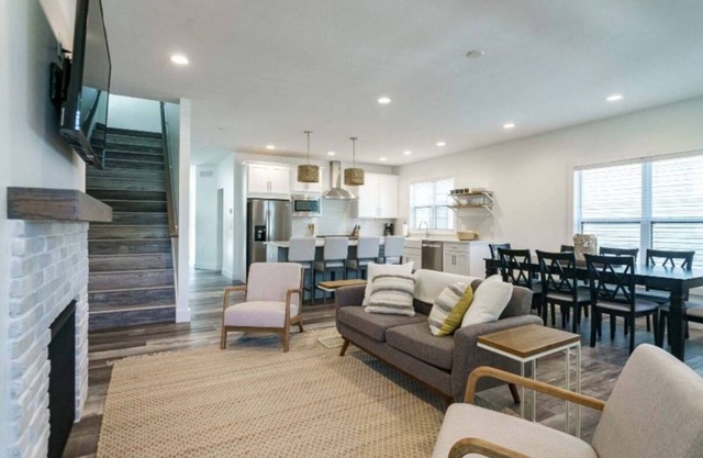 Legacy II- Walk to Notre Dame. New 6 bedroom 5.5 bathrooms, sleeps up to 14