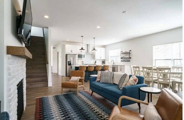 Legacy-Walk to Notre Dame. New 6 bedroom 5.5 bathrooms, sleeps up to14.