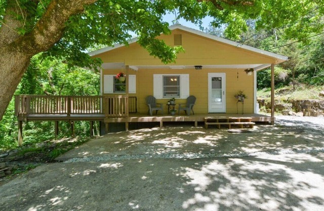 Lemon Cottage- Branson's Bungalow