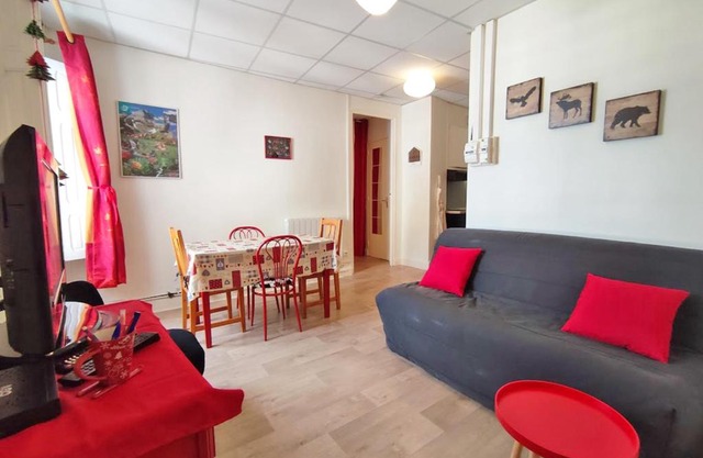 Les 3 renards, T2 bis, parking, centre Luchon, casier à skis, 4 personnes
