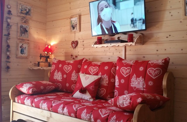 Les Colchiques T4 300m from lifts with fireplace, wifi, 1 parking space.