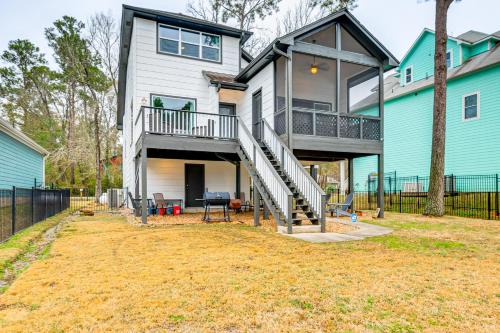 Less Than 1 Mi to Boat Ramp Waterfront Lake Conroe Home!