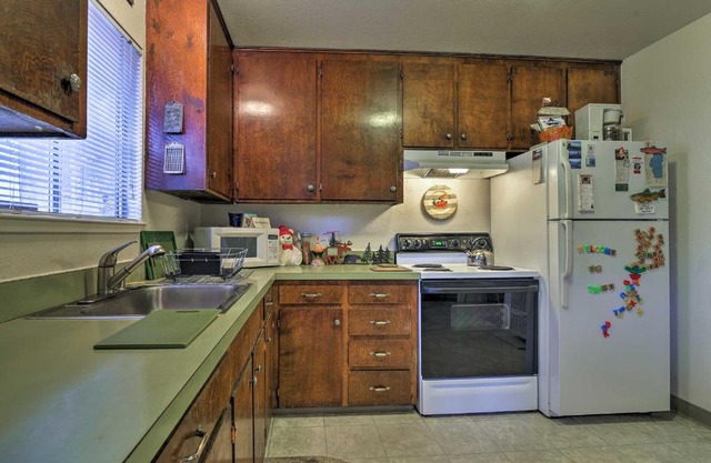 Less Than 1 Mi to Lake Tahoe Cabin with Patio and Grill!