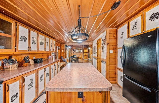 Less than 1 Mile from the National Park! 3BR w/Hot Tub | Fireplace | Cade's Cove