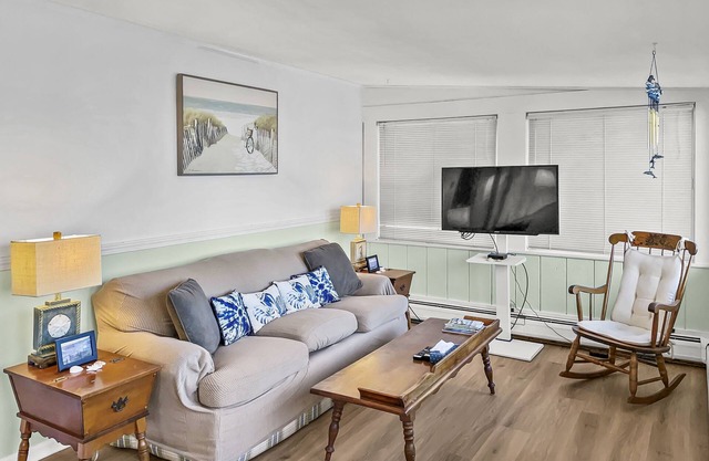 Less than 100 Feet to Beach Close to Town Updated Wifi Dog Friendly Cottage