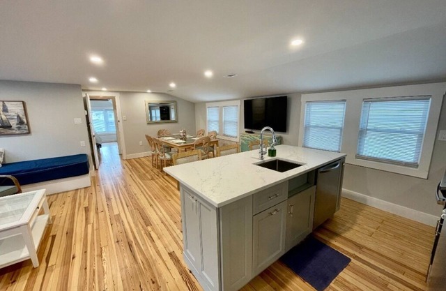 Let's Go to the Beach! *2 Bedroom Condo*