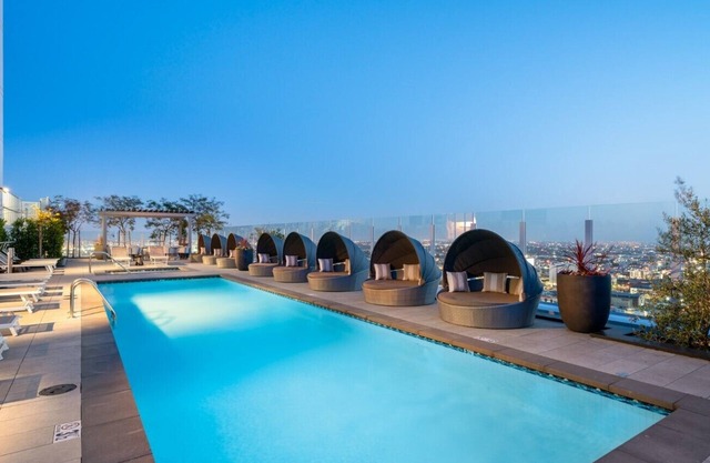 Level- Hope and Flower- Stylish Three Bedroom Sky Suite In the Heart of DTLA