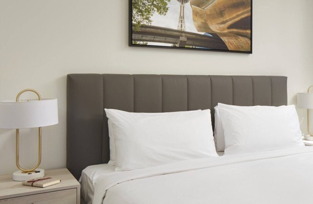 Level Seattle- Executive Two Bedroom Suite plus Office