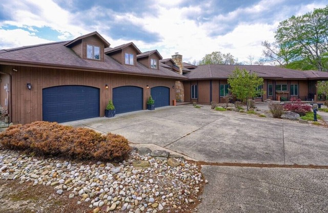 "Liberty Lodge" - Sleeps 28 near the park with huge Game Room, Pool, Hot tub etc