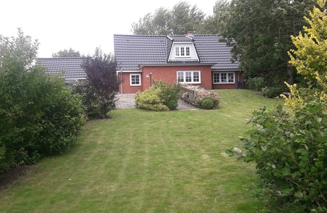 Liebevoll Saniertes Ferienhaus in Ruhiger Warftlage in Dagebüll-kirche