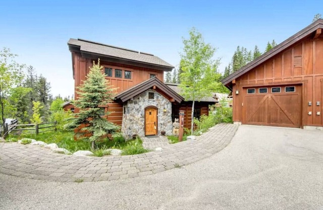 Lift Side Chalet .
