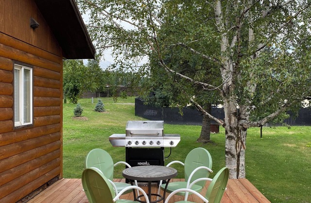 Light & airy Deer cabin near Glacier National Park