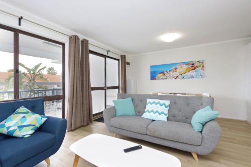 Light & Bright Apartment, 5 minute walk to the Beach
