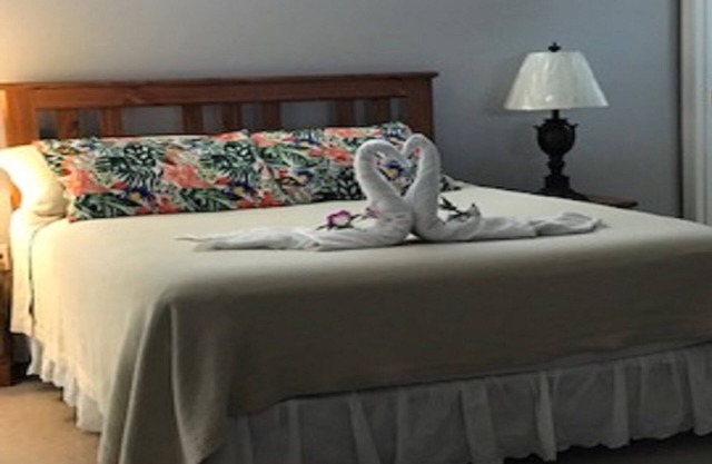 Light-Filled 4BR Villa Close to Dining & Shopping