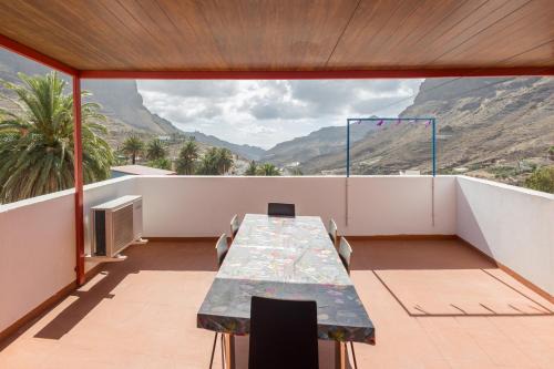 Lightbooking Gadi House Tasarte terraza y barbacoa