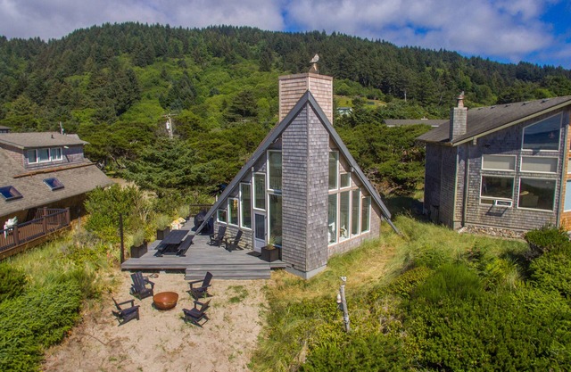 Lighthouse #104 - Beautifully updated classic oceanfront cabin with direct beach access