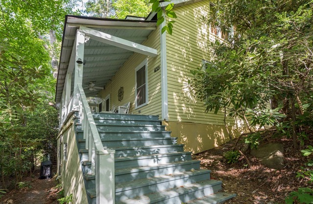 Lightning Bug Cottage | Rustic & Pet-friendly Home in the Heart of Montreat!