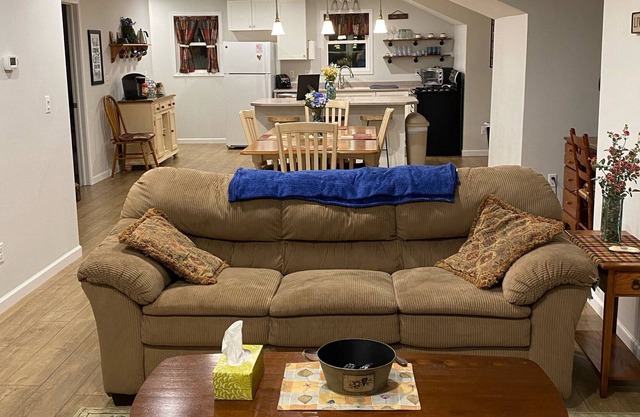 Like New 2-bedroom Home near Lake Ontario