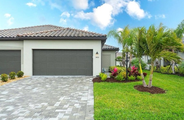 Like new 3-bedroom villa with private pool, gated community, in Lakewood Ranch.