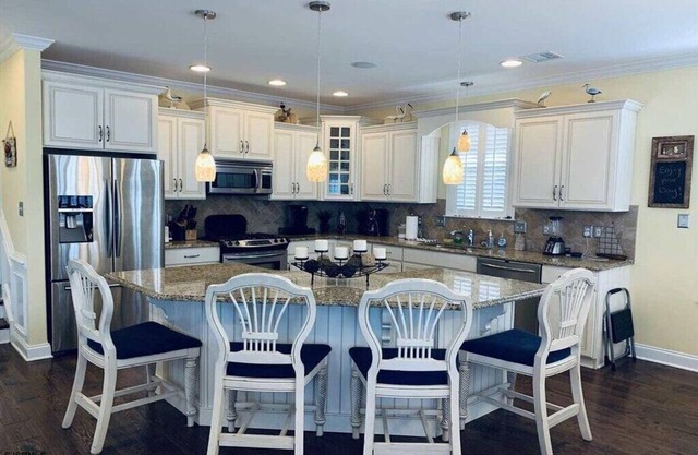 Like New Luxurious North End Cottage Beach Block