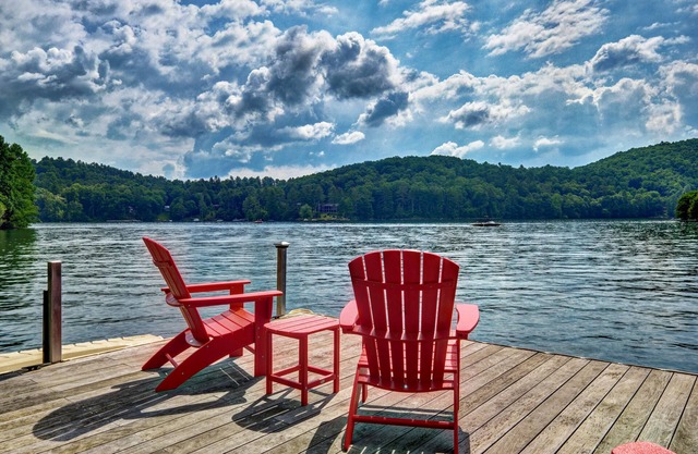 Like to sit back, relax & enjoy the lake? Come stay at Lakeside today!