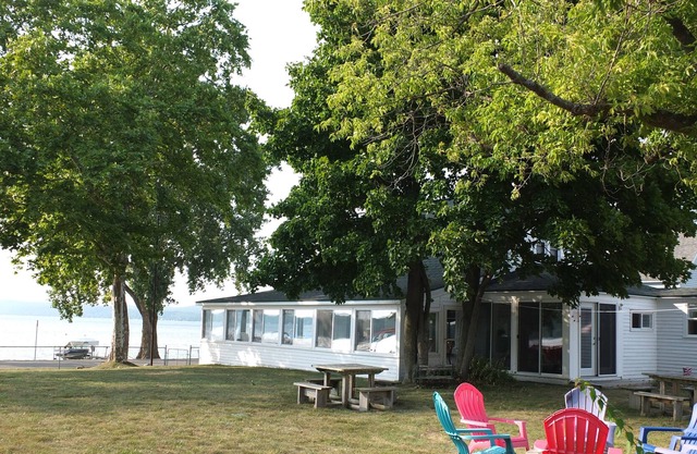 Lil's on the Lake - LARGE, CHARMING, AND PET-FRIENDLY COTTAGE ON CRYSTAL LAKE!
