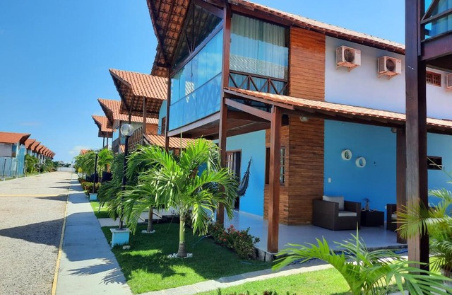 Linda casa com 5 quartos, a poucos metros da praia