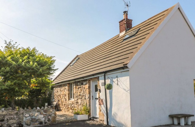LINDISFARNE COTTAGE, pet friendly, with hot tub in Lowick