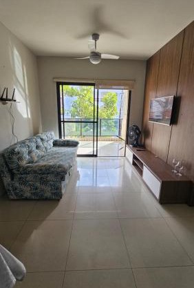 Lindo apartamento reformado a duas quadras da praia da Enseada