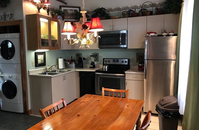 Lindsey’s Cottage-1.3Mi to Dreams Park!2bdSleeps6