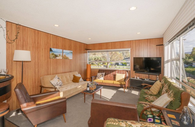 Linton's Sunshine Retreat - Whangamata Home