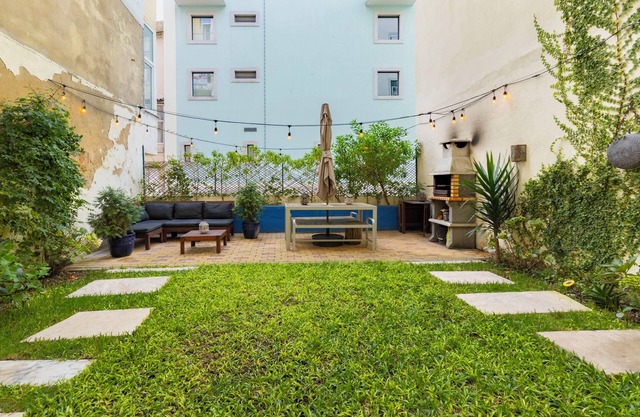 Lisbon Private Terrace APT (w/BBQ) w/AC and Private Entrance - 10min City Center