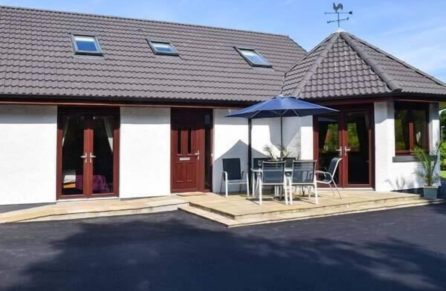 LITTLE CHESTNUT, family friendly, with hot tub in Muir Of Ord