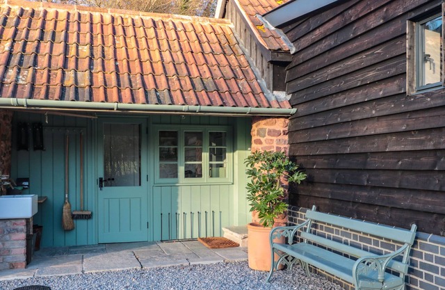 LITTLE COMBE, romantic, character holiday cottage in Crowcombe