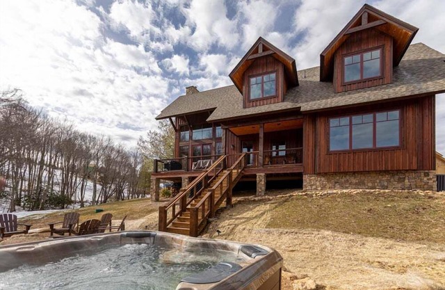 Little Cubs Cabin- 3bd 2 and a half bath Overlook at Eagles Nest, hot tub, fire pit, amenities