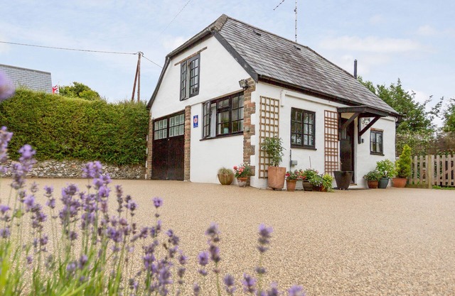 LITTLE ENGLAND COTTAGE, pet friendly in Milborne St Andrew