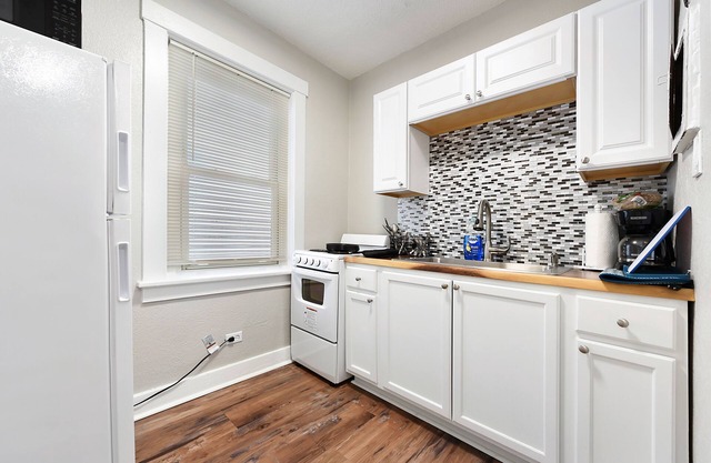 ~Little Italy ~ Mid Century Modern One Bedroom~