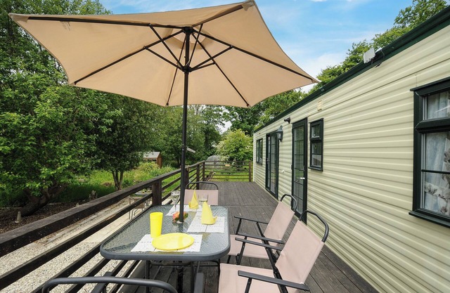 LITTLE MALORY, pet friendly, with a garden in St Giles-On-The-Heath