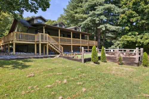 Little Mountain Cabin - 3-Bedroom Retreat with Hot Tub, Fire Pit, Games, and Serene Nature Views