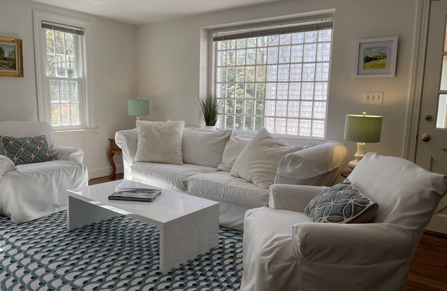 "Little Neck" Cottage just 3 minutes to Dowses Beach and downtown Osterville